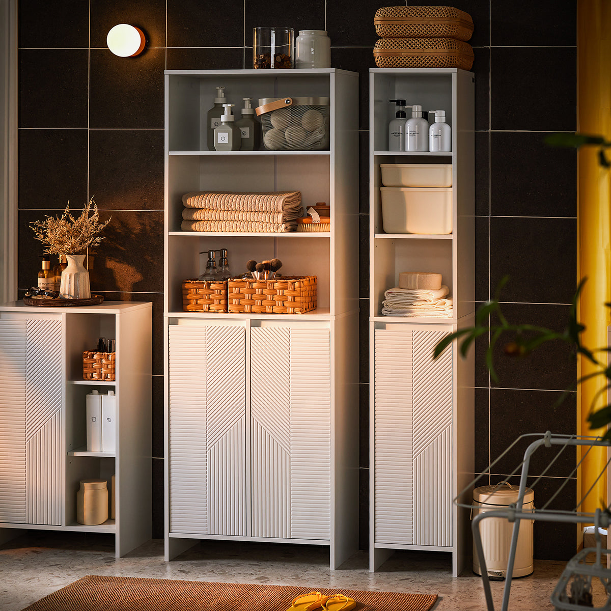 SoBuy BZR155-W Dulap înalt de baie cu coș de rufe – Dulap înalt și îngust cu uși și rafturi deschise – Dulap depozitare WC, Alb 60x30x171cm