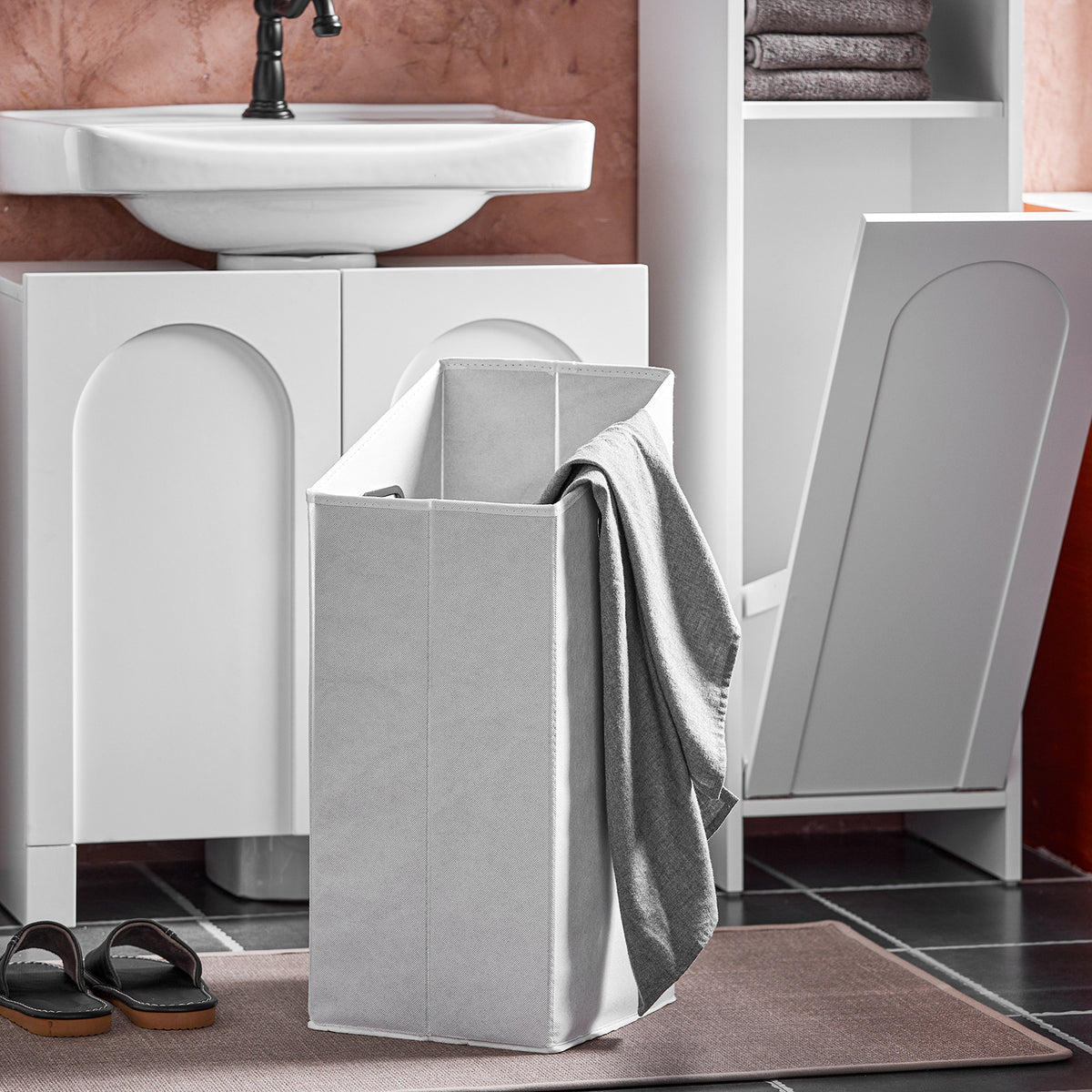 SoBuy BZR161-W Meuble Salle de Bain avec Panier à Linge, Sac Amovible, Format Compact, pour Salle de Bain et WC, Rangement Optimisé – L30×P30×H97 cm, Blanc