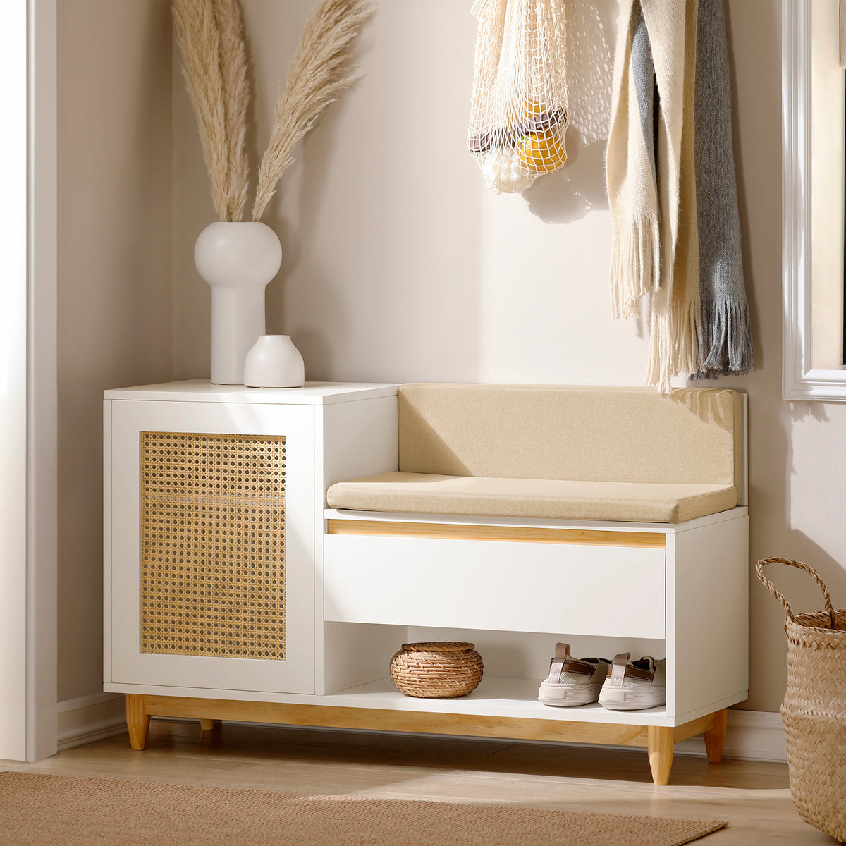 Banc à chaussures SoBuy FSR128-W – vue de trois quarts en situation dans une entrée moderne