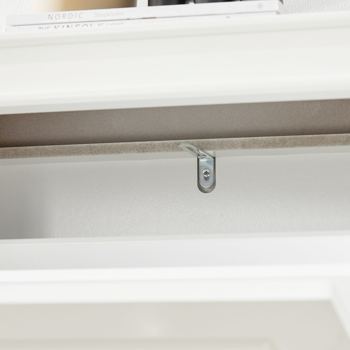 Meuble à chaussures SoBuy FSR94-W – détail de l'intérieur et rangement des chaussures