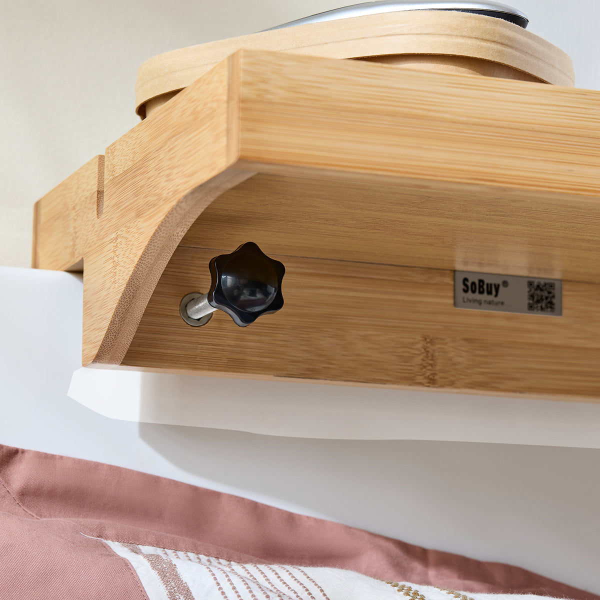 SoBuy NKD01-N Noptieră detașabilă cu crestături pentru cabluri - Tavă din bambus pentru cărți, smartphone-uri și ochelari - Potrivită pentru rame de pat de 1-3cm 36x25x9cm