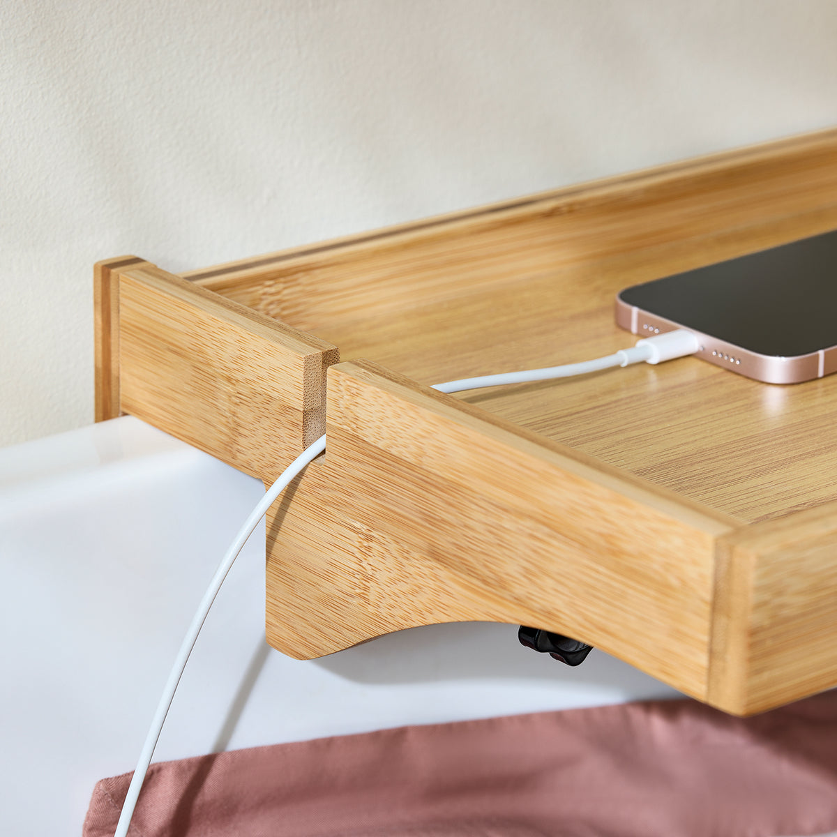 SoBuy NKD01-N Noptieră detașabilă cu crestături pentru cabluri - Tavă din bambus pentru cărți, smartphone-uri și ochelari - Potrivită pentru rame de pat de 1-3cm 36x25x9cm