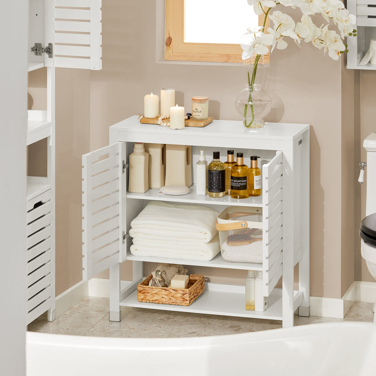 SoBuy BZR50-W Dulap inferior de baie, dulap de baie cu picioare cu 1 compartiment deschis și 2 uși, dulap de depozitare