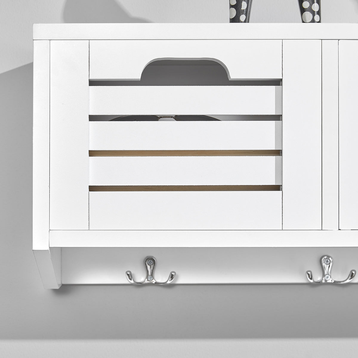 SoBuy FHK19-W Suport haine, etajeră de perete, mobilier de hol, cuiere, etajeră suspendată, vestiar cu 3 coșuri și 4 cârlige 80x20x25 cm