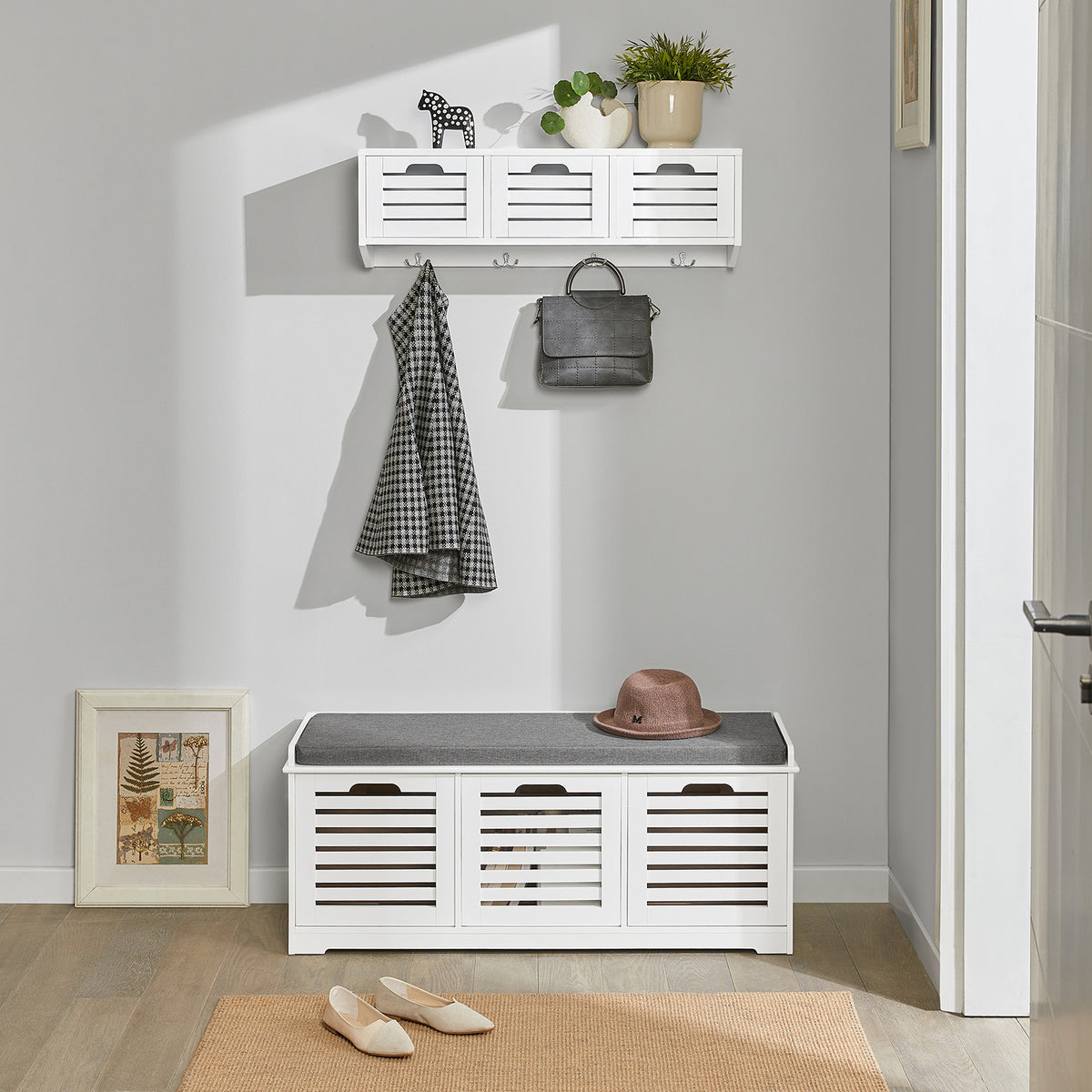 SoBuy FHK19-W Suport haine, etajeră de perete, mobilier de hol, cuiere, etajeră suspendată, vestiar cu 3 coșuri și 4 cârlige 80x20x25 cm
