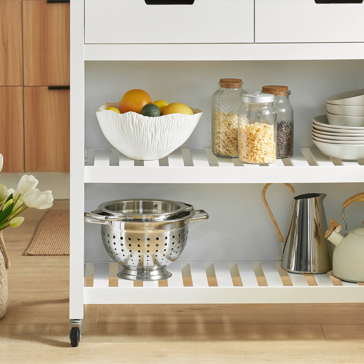 SoBuy FKW74-WN Cărucior de bucătărie cu roți, cu blat de lucru, 2 sertare și 2 rafturi, suport pentru cuptorul cu microunde, sarcină 60 kg – 100x60x94 cm, Alb și Natur