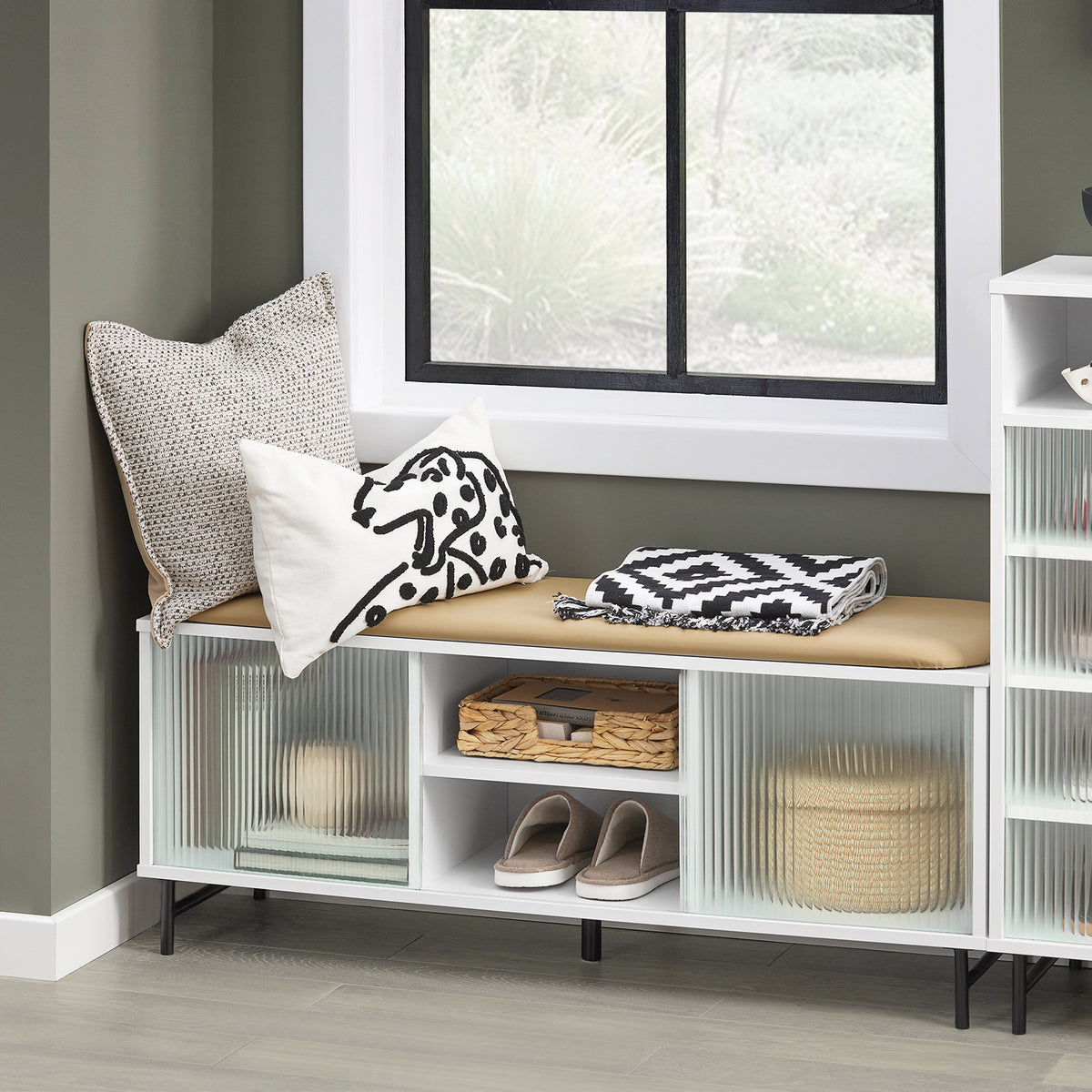 SoBuy FSR115-W Banc pentru Pantofi cu Pernă Căptușită, 4 Compartimente și 2 Uși Glisante din Sticlă pentru Intrare – 110x34x46 cm, Alb