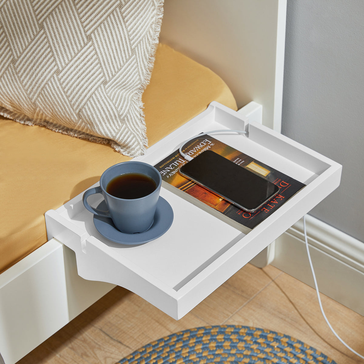 SoBuy NKD01-W Etajeră de pat detașabilă cu crestături pentru cabluri - Tavă din bambus pentru cărți, smartphone-uri și ochelari - Potrivită pentru cadre de pat de 1-3cm 36x25x9cm Alb