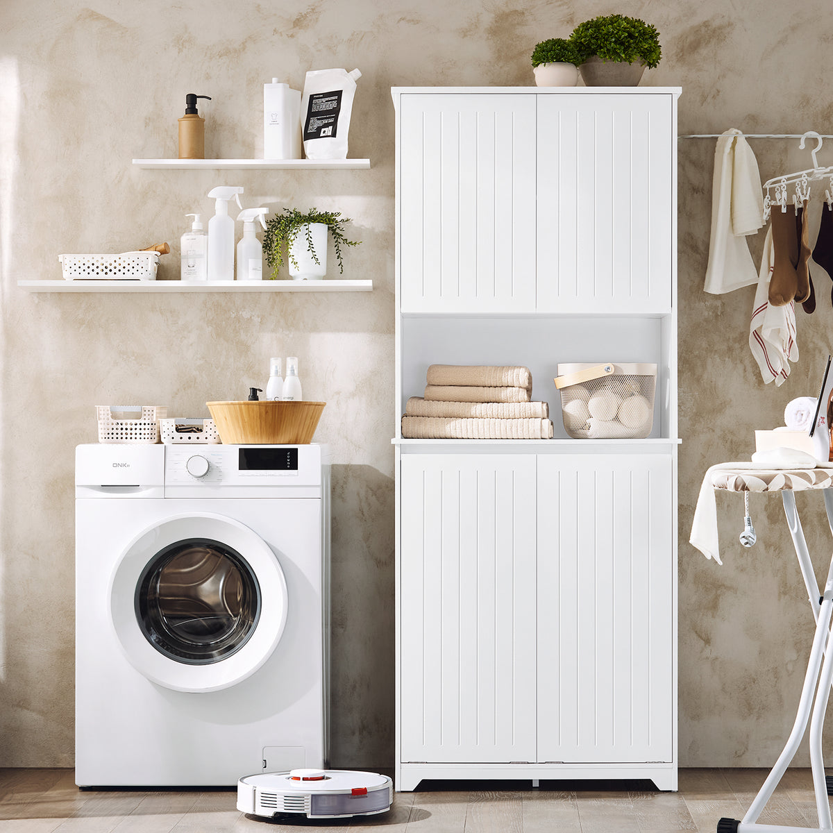 Intérieur d'armoire de rangement blanche avec étagère réglable et cheville métallique