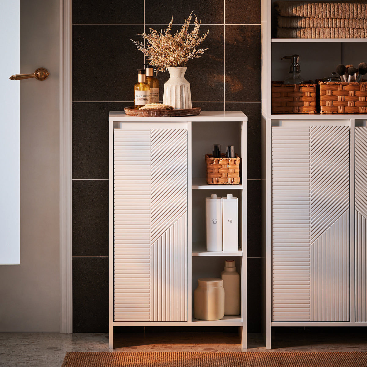 SoBuy BZR156-W Meuble Salle de Bain avec Panier à Linge – Colonne Rangement WC étroite avec Porte Abattante et Étagères Ouvertes, 86x50x30cm, Blanc