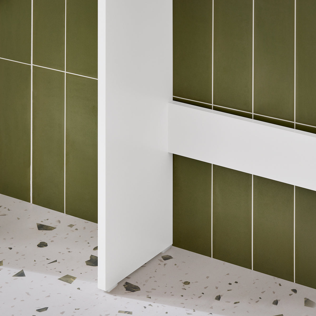SoBuy BZR165-W Dulap baie, Dulap înalt, Dulap de depozitare WC, Dulap baie cu uși și rafturi reglabile pe 3 nivele, Dulap de depozitare deasupra WC-ului sau a mașinii de spălat, Alb, 65x182x20cm