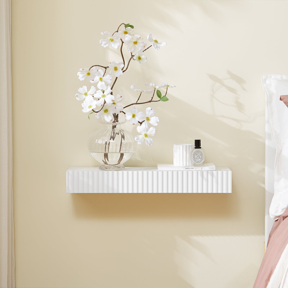 SoBuy FHK38-W Etajeră suspendată, plutitoare, cu sertar și iluminare LED cu senzor de mișcare, pentru dormitor, hol și living, cu baterii, L60 × l20 × H8 cm, Alb