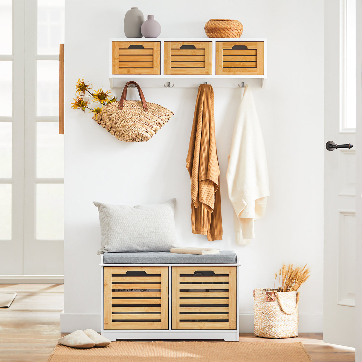 SoBuy FSR23-II-WN Banc pentru Pantofi cu Pernă Căptușită, 2 Uși și 4 Compartimente Deschise pentru Intrare – 71x35x43 cm, Alb și Natur