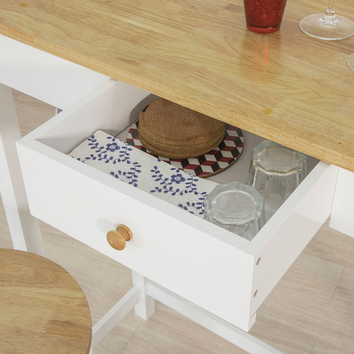 SoBuy FWT50-WN Set 1 Masă + 2 Scaune Set Masă de Bar Bistro + 2 scaune cu Suport pentru Picioare Masă înaltă de Bucătărie – Alb Natural