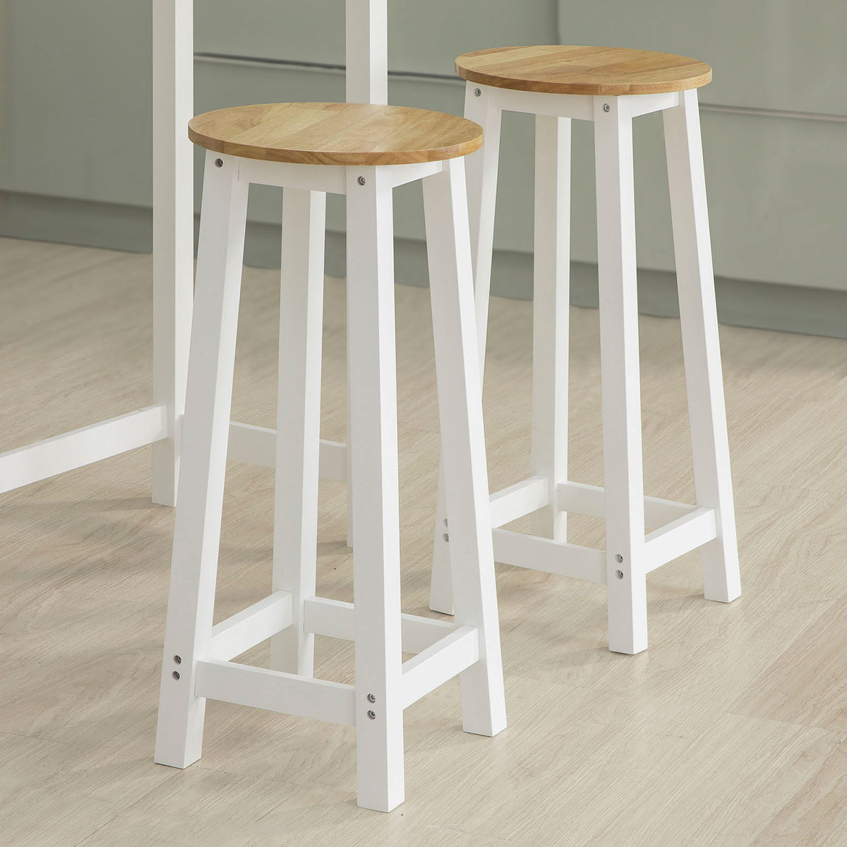 SoBuy FWT50-WN Set 1 Masă + 2 Scaune Set Masă de Bar Bistro + 2 scaune cu Suport pentru Picioare Masă înaltă de Bucătărie – Alb Natural