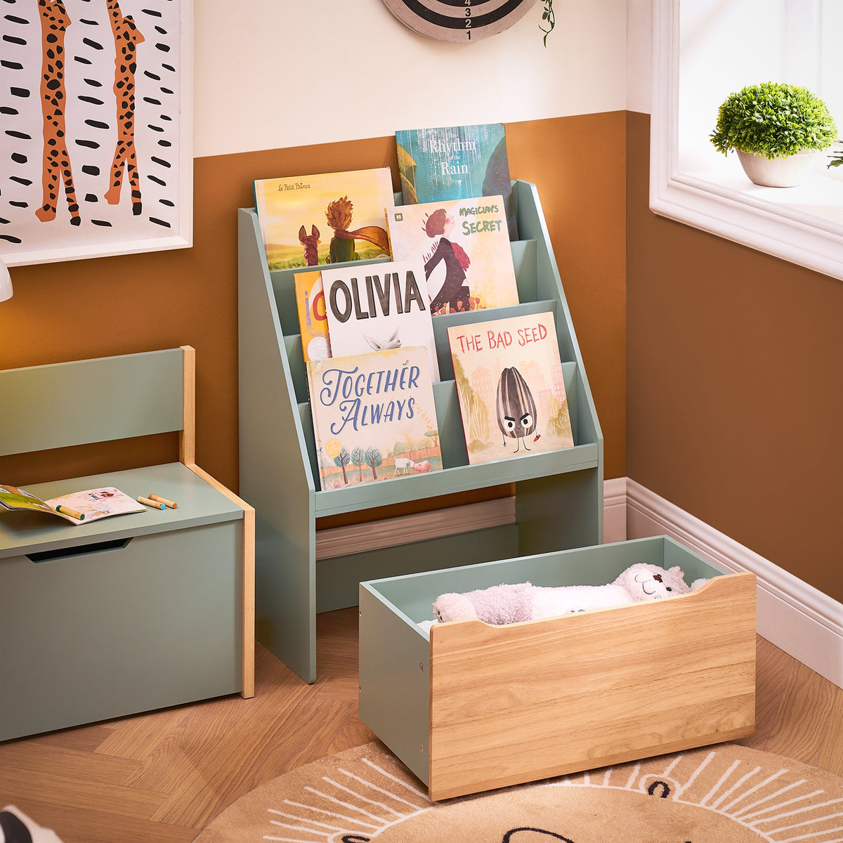 Boîte de rangement en bas pour organiser les jouets, optimisant l'espace.