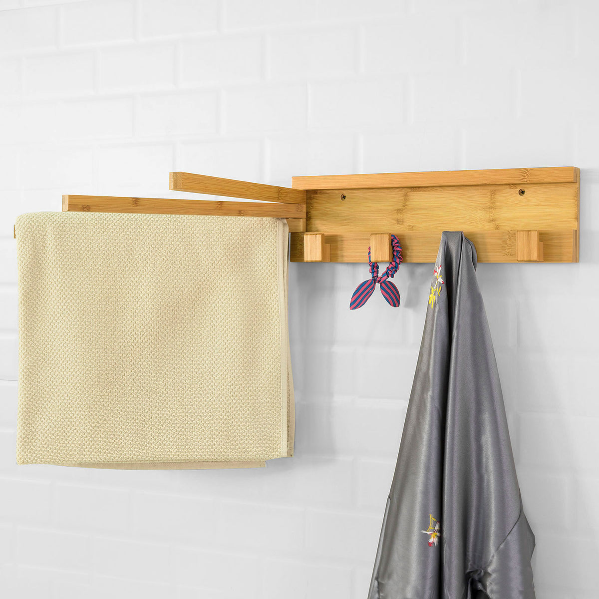 SoBuy FHK11-N Porte-Serviettes Mural en Bambou avec 3 Barres 180° Rotatives et 4 Crochets Sèche