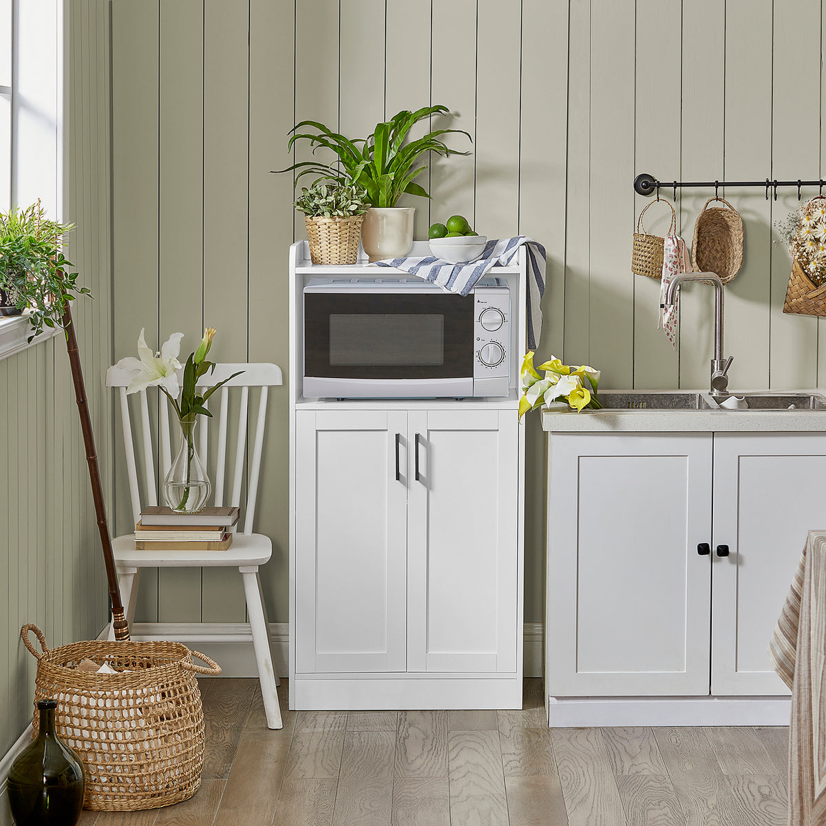 SoBuy FSB47-W Buffet Meuble de Rangement Micro-Ondes Commode Armoire à Micro-Ondes Placard 2 Portes, 1 Compartiment Ouvert avec Passe-câble, 60x40x120cm, Blanc