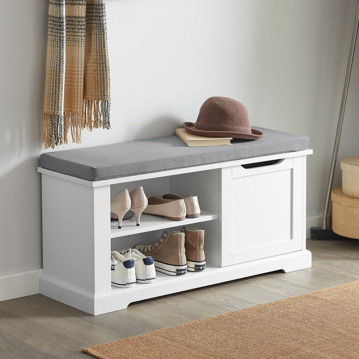 SoBuy FSR84-W Banc à Chaussures avec Coussin Rembourré, 1 Porte et 2 Étagères pour Entrée Couloir – 80x30x45 cm, Blanc